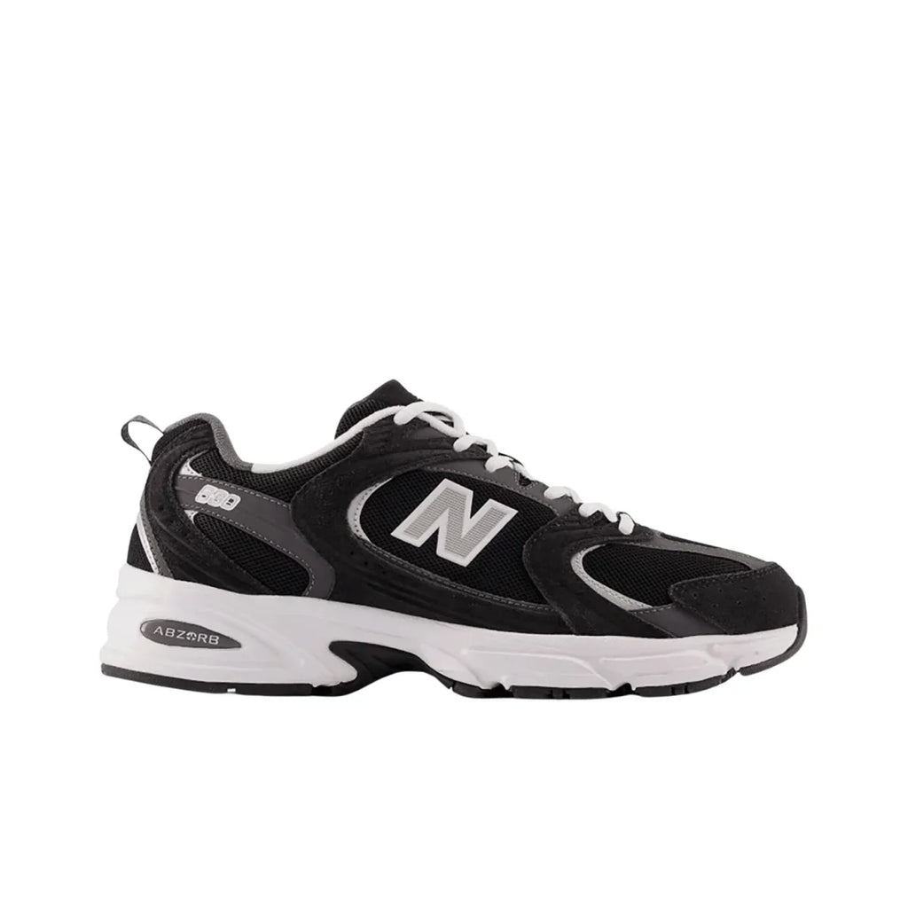 Black and white New Balance sneaker with mesh and suede, ideal for streetwear style